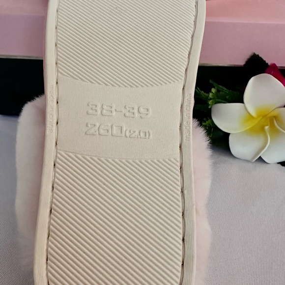 SLIPPERS ~ Cozy Pink Slip-On Slippers with White Fur Accents size 7.5 - Picture 3 of 7